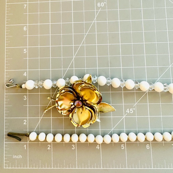 Vintage milkglass necklaces mod flower brooch - Picture 12 of 17